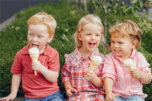 kids eating ice cream